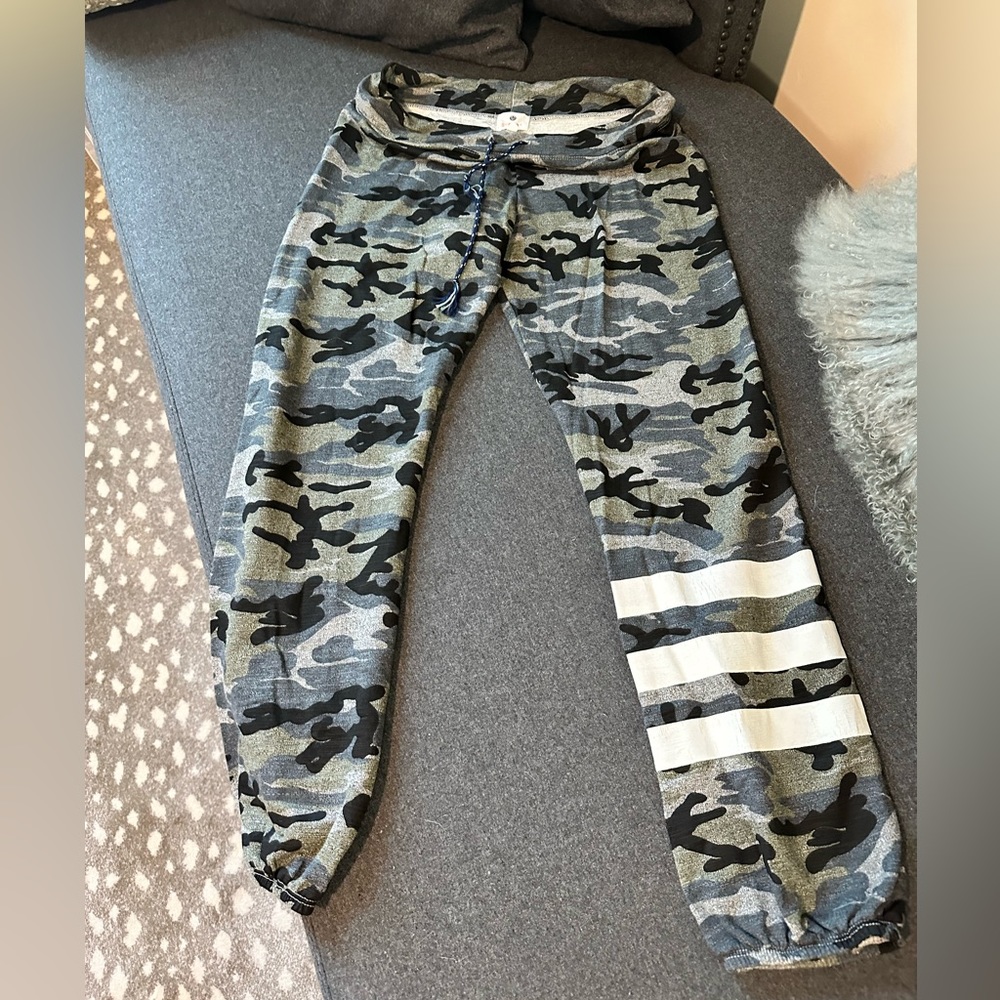 Sundry Camo Jogger Sweatpants w/stripe
